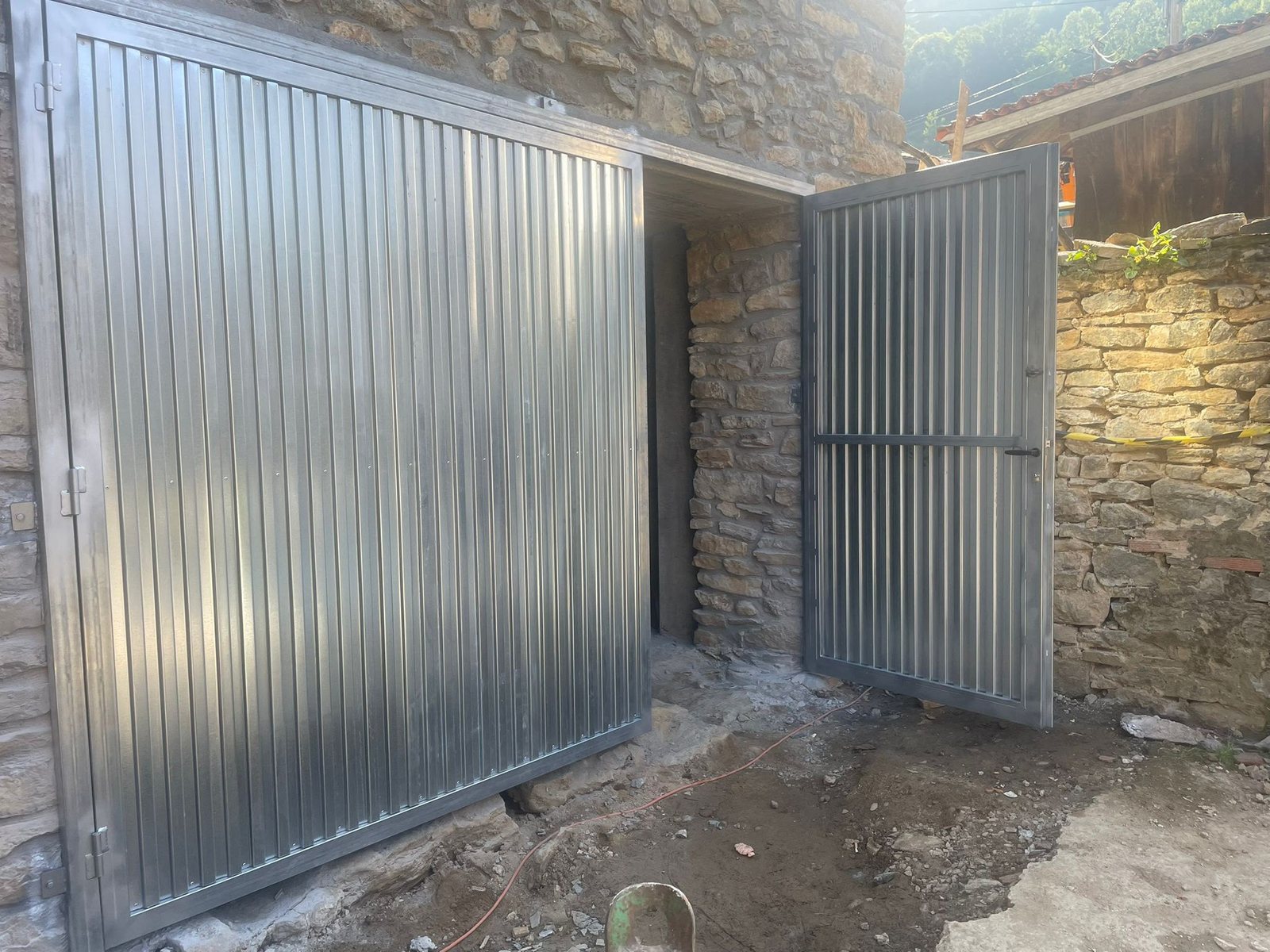 Portón de garaje galvanizado